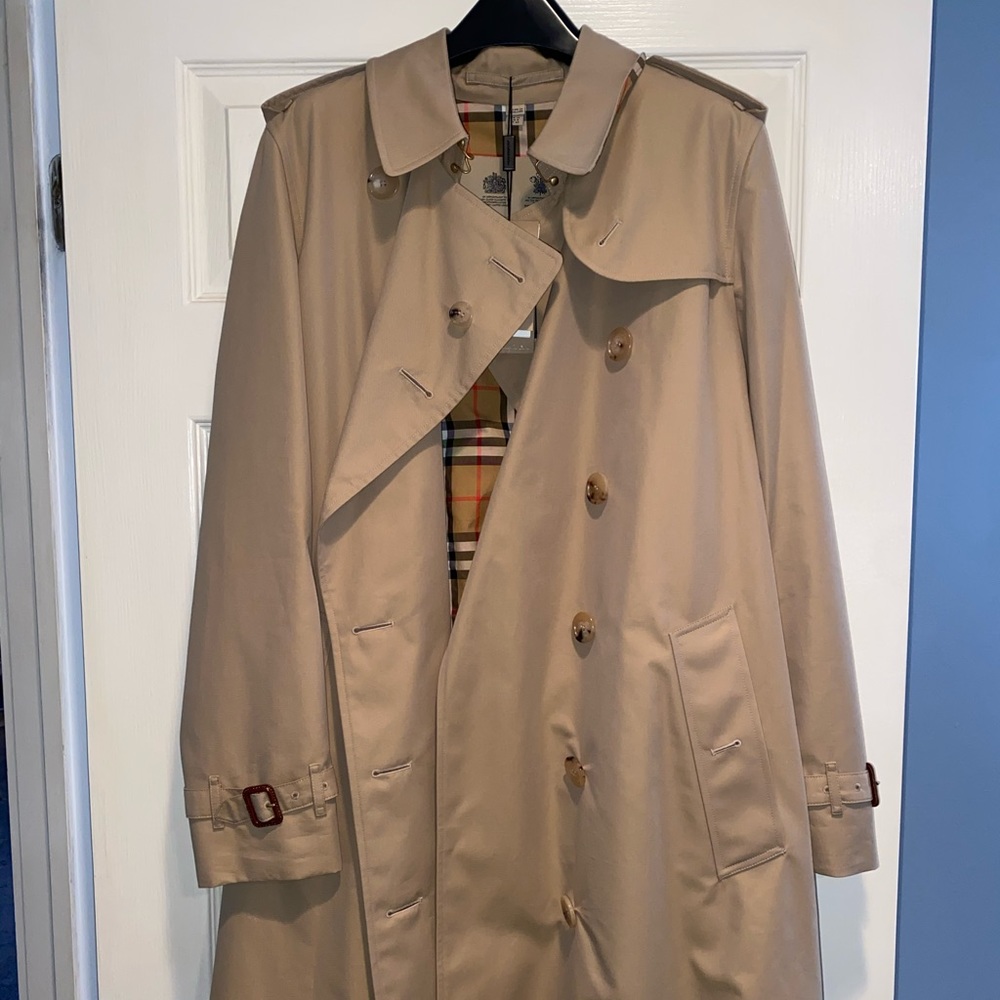 BRAND NEW BURBERRY TRENCHCOAT